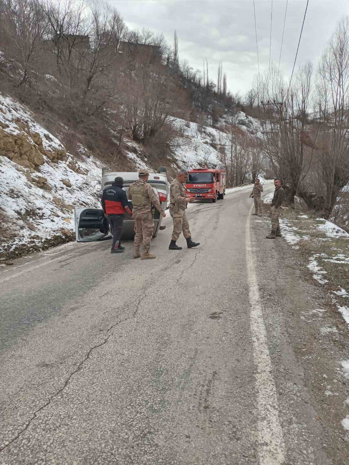 Otomobil buzlanan yolda takla attı: 2 yaralı