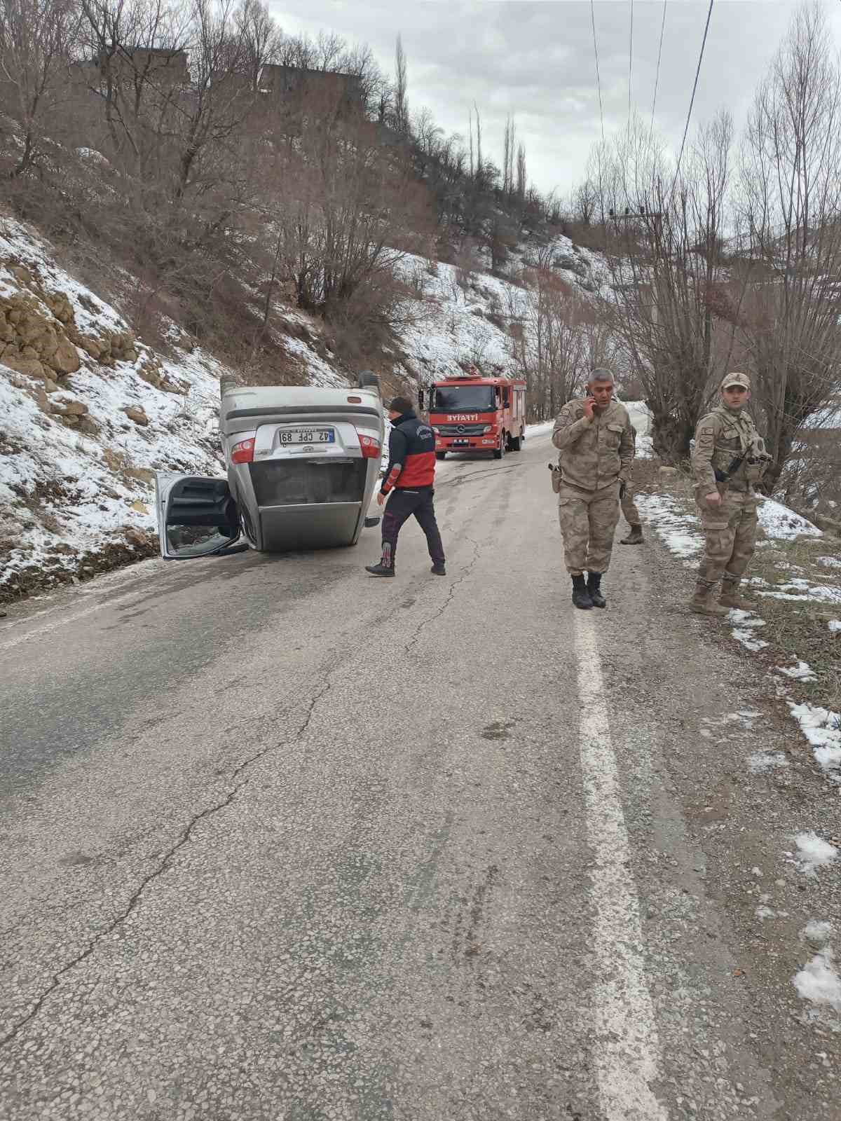 Otomobil buzlanan yolda takla attı: 2 yaralı