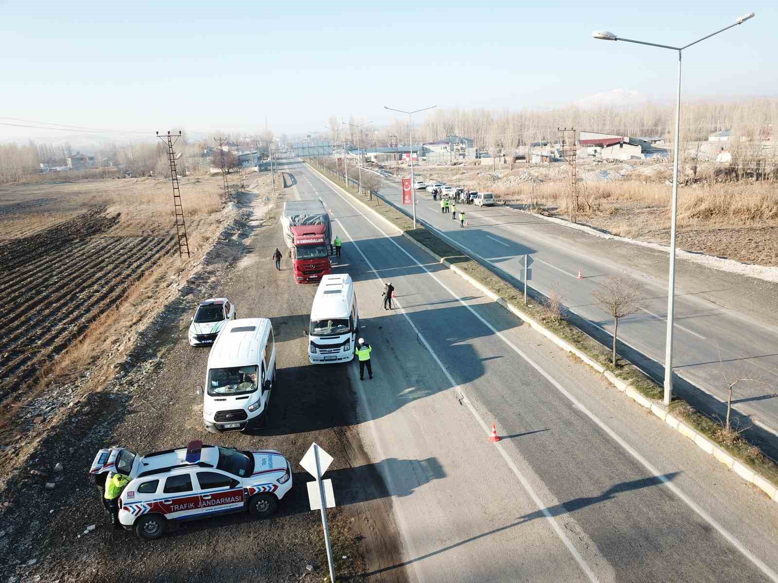 Erciş’te kış lastiği uygulaması yapıldı