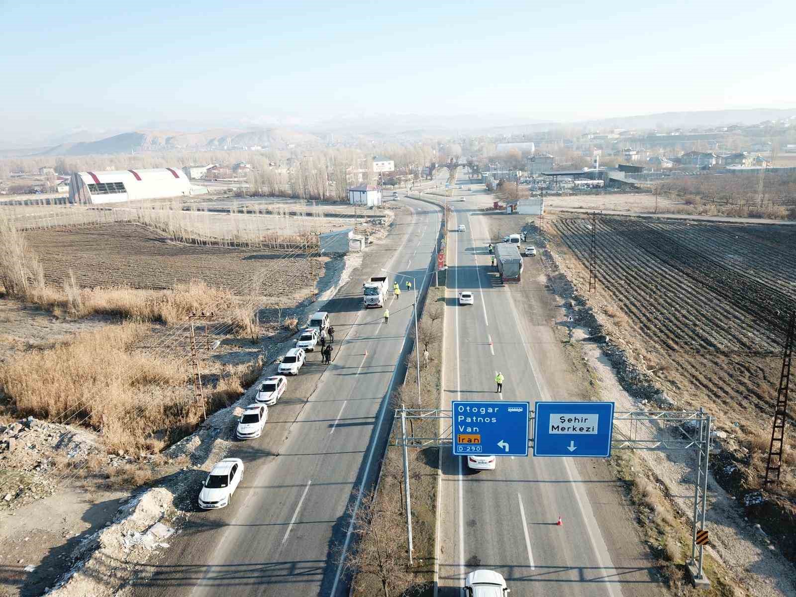 Erciş’te kış lastiği uygulaması yapıldı