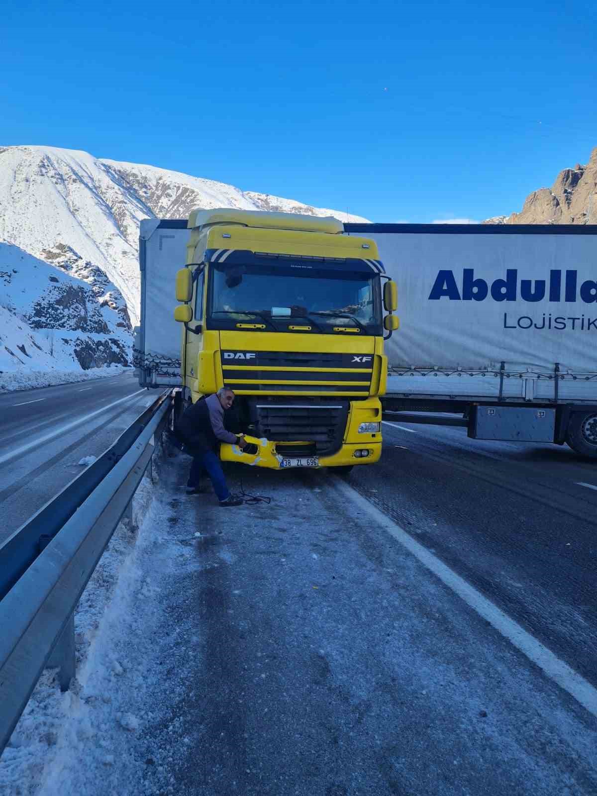 Oltu yol ayrımında yine Tır kazası