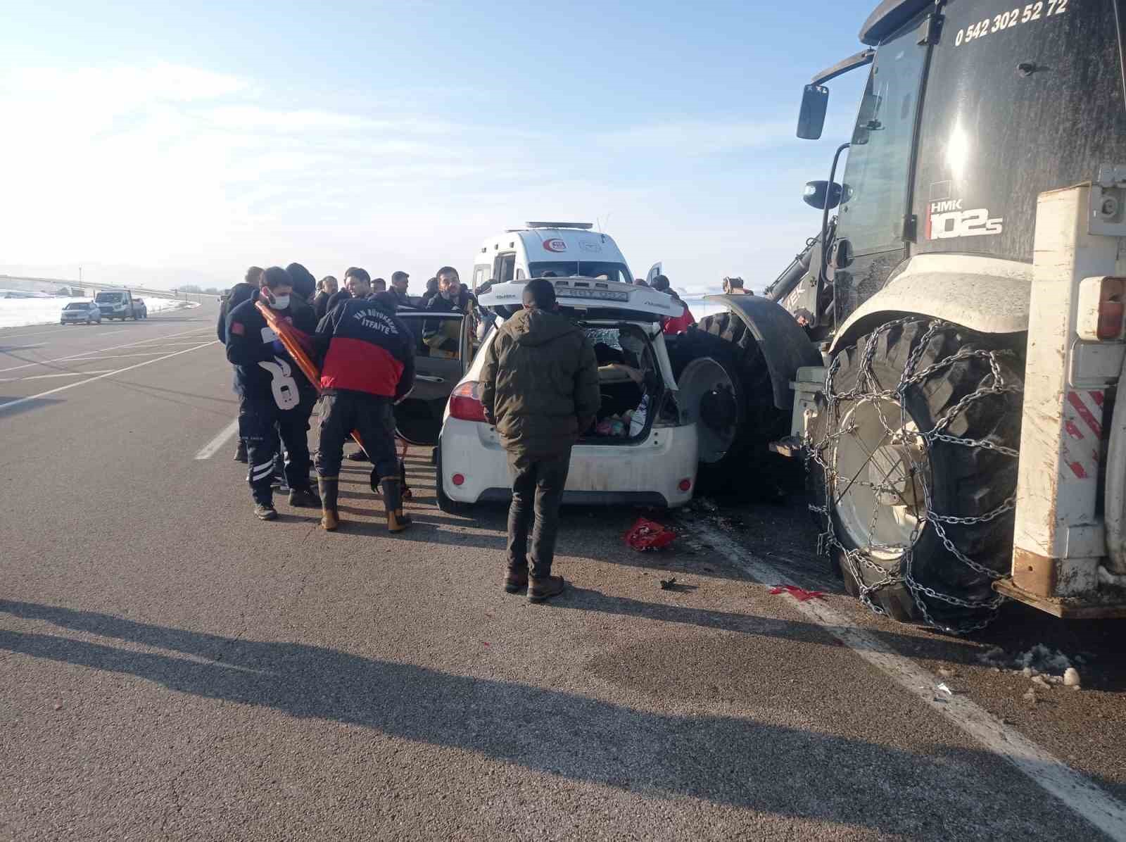 Van’da otomobil ile iş makinesi çarpıştı: 5 yaralı