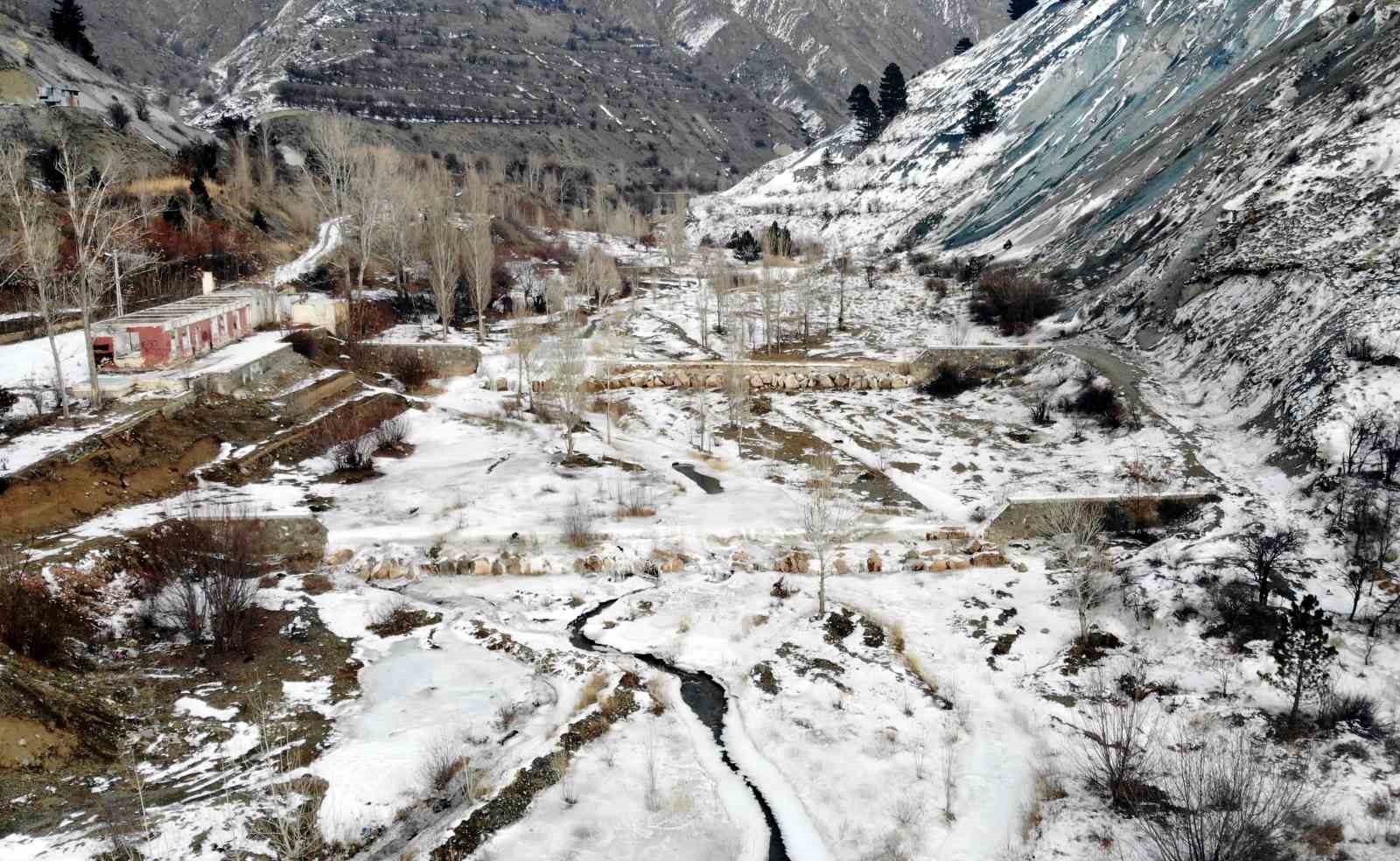 Erzincan’da dereler buz tuttu