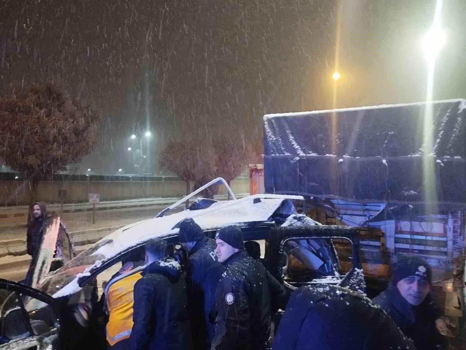 Muş’ta buzlu yolda çekiciye çarpan otomobildeki 5 kişi yarandı