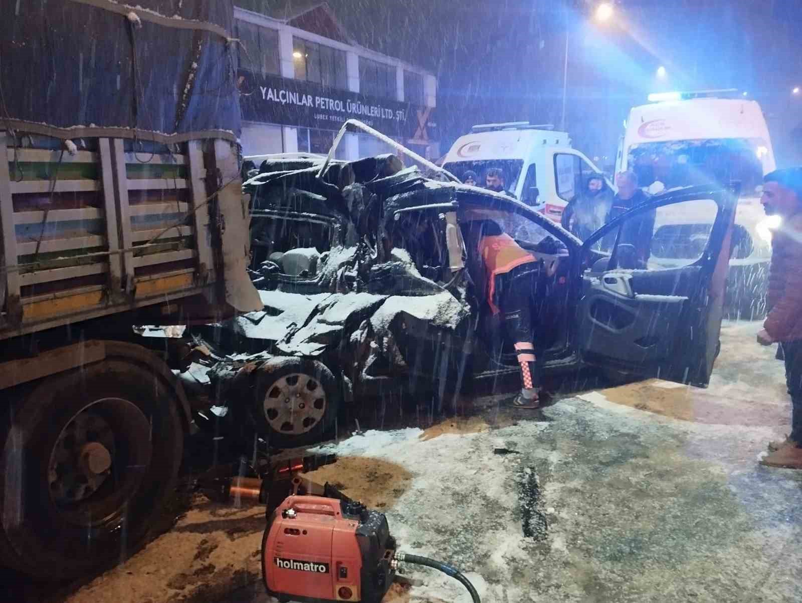 Muş’ta buzlu yolda çekiciye çarpan otomobildeki 5 kişi yarandı