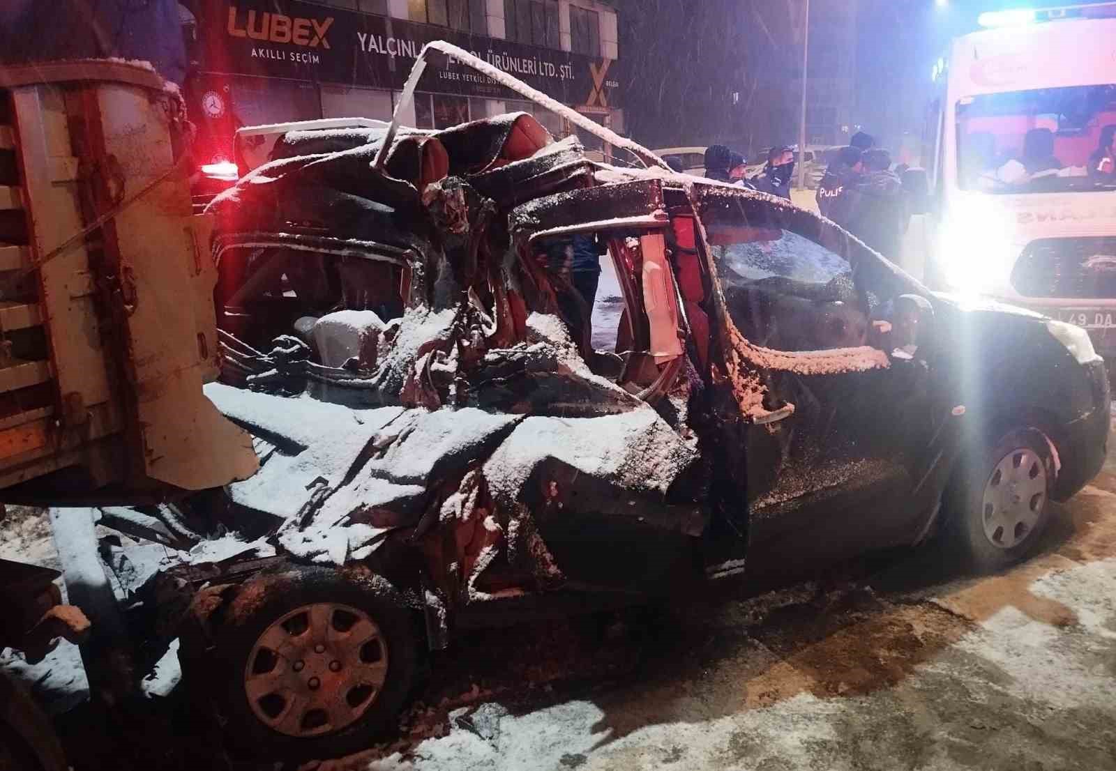 Muş’ta buzlu yolda çekiciye çarpan otomobildeki 5 kişi yarandı