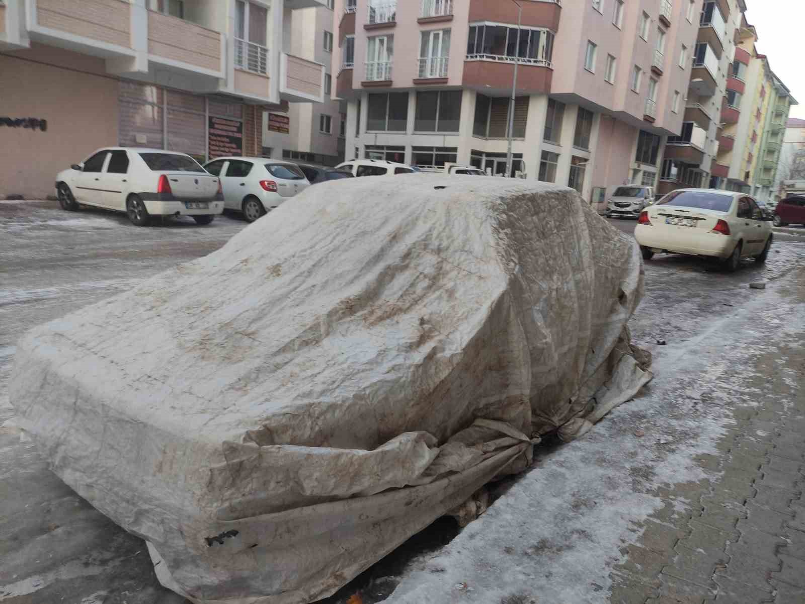 Ardahan’da araçlar soğuktan halı ve battaniyelerle korunuyor