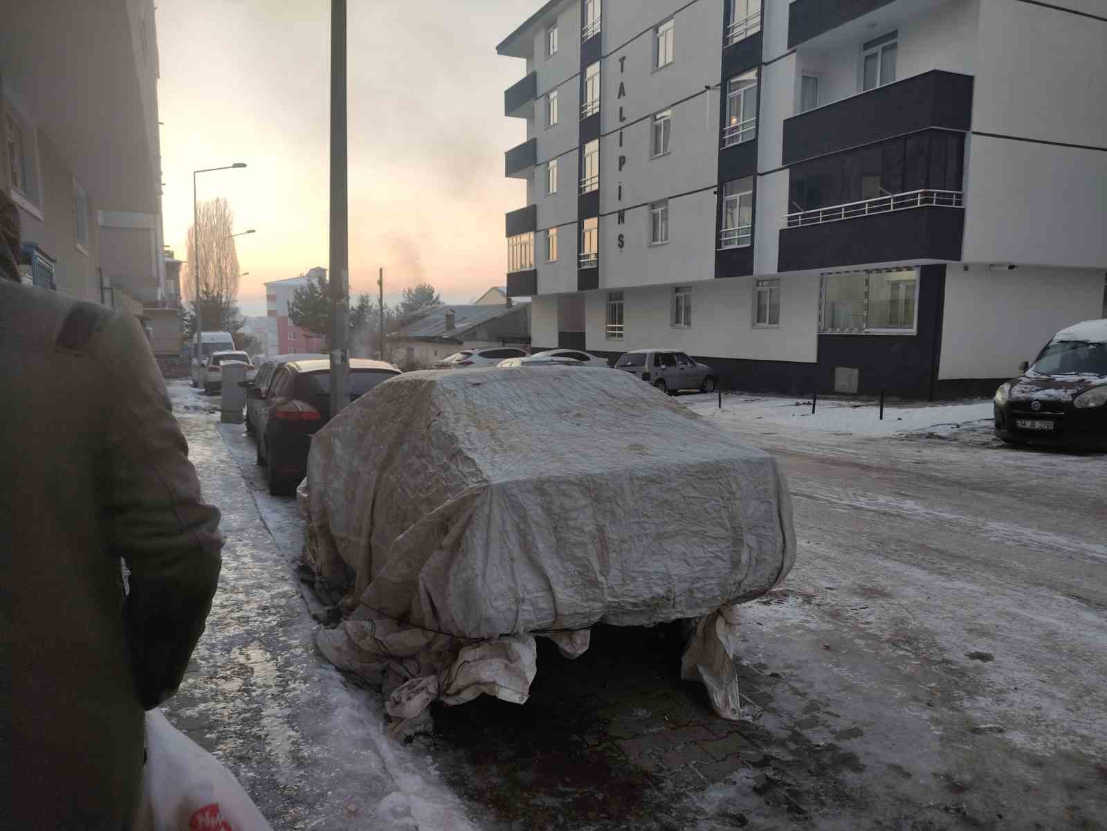 Ardahan’da araçlar soğuktan halı ve battaniyelerle korunuyor