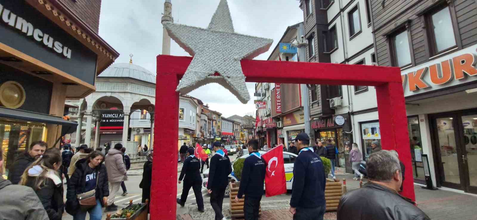 Sarıkamış şehitlerini 3.5 kilometrelik yol yürüyerek andılar