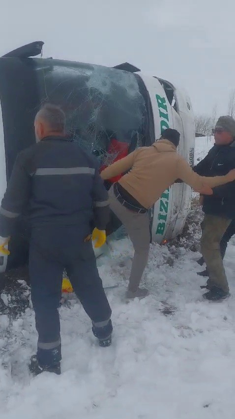 Kars’ta yolcu otobüsü devrildi: Çok sayıda yaralı var