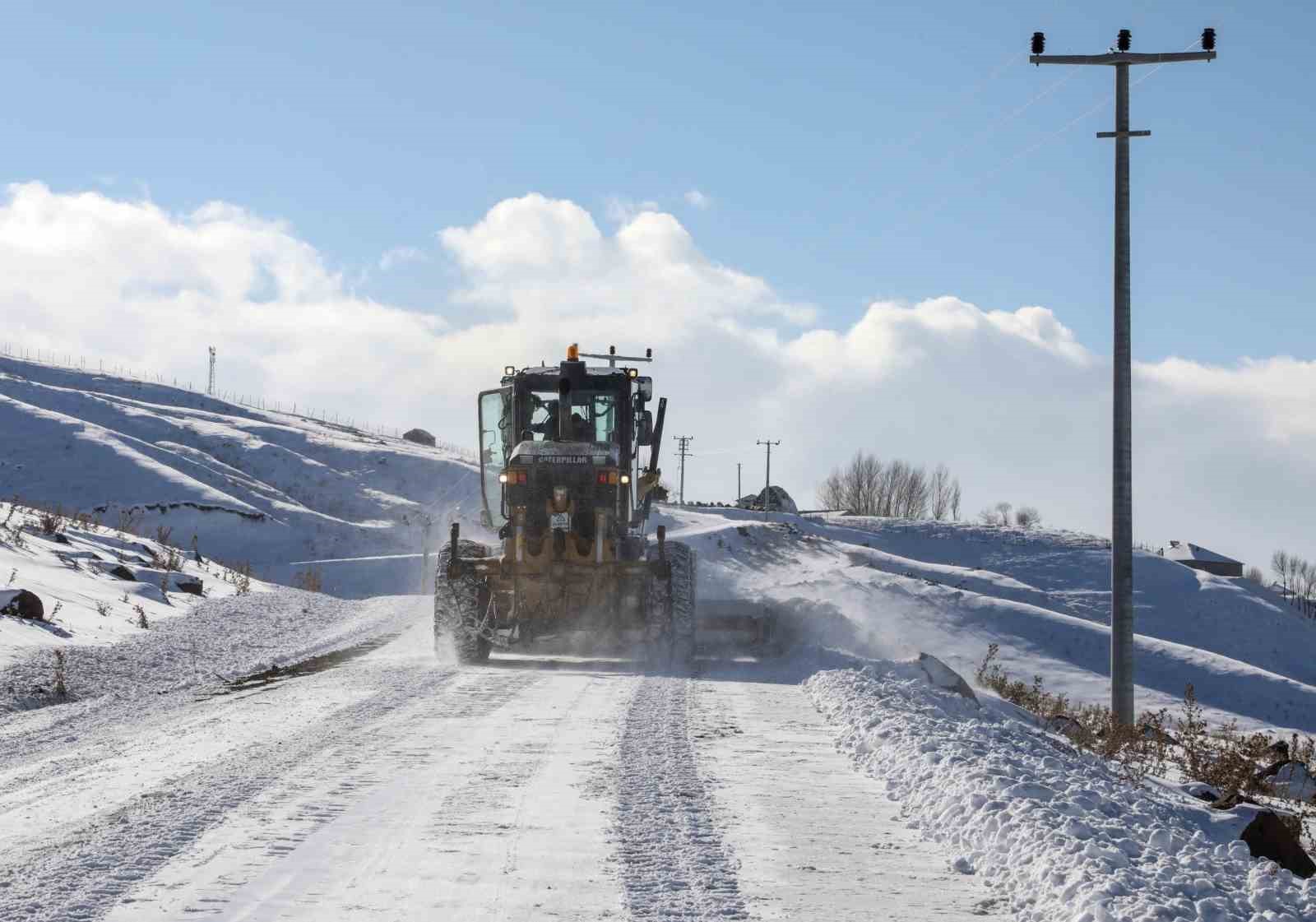 Van’da kardan dolayı kapanan 119 yerleşim yerinin yolu açıldı