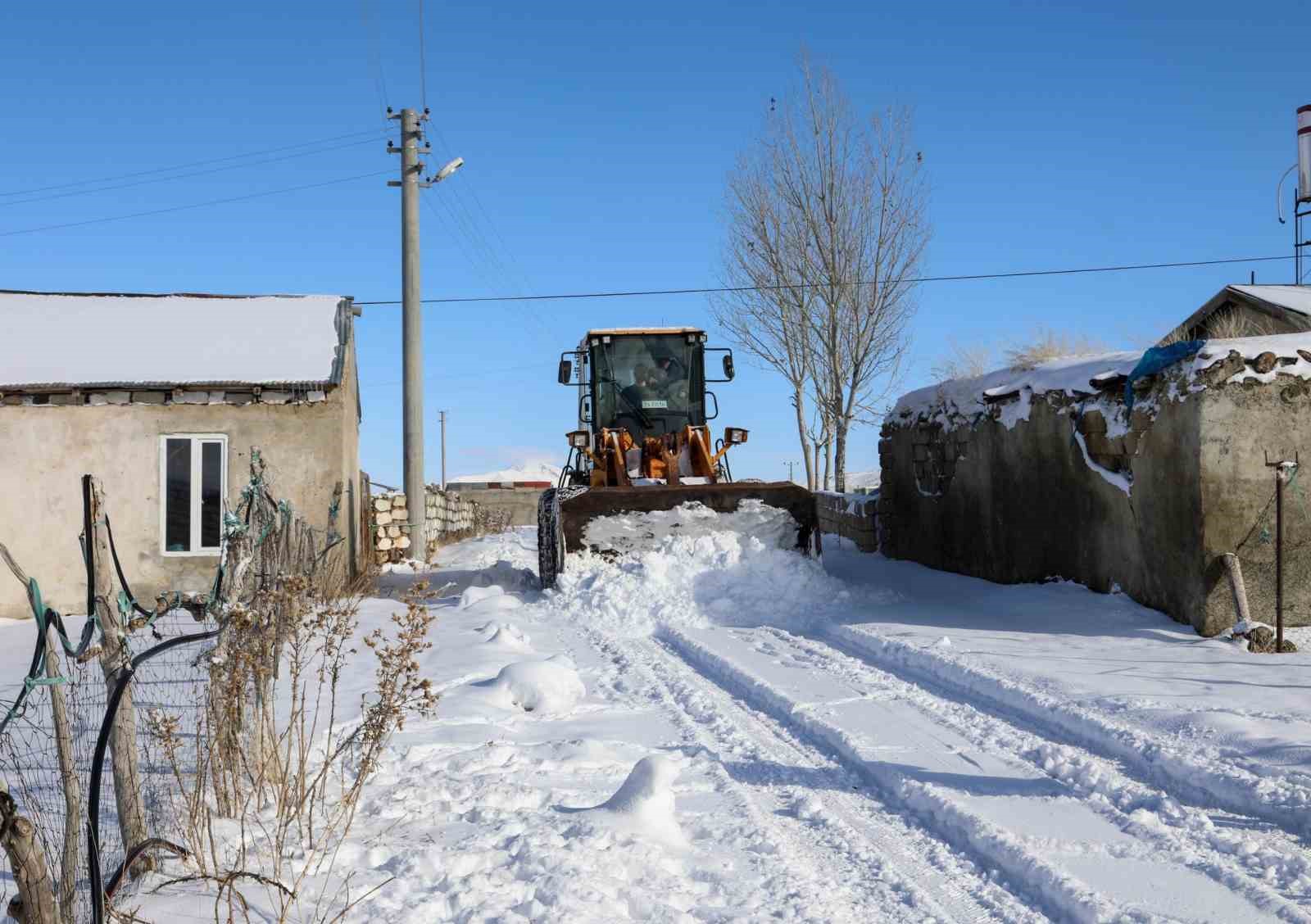 Van’da kardan dolayı kapanan 119 yerleşim yerinin yolu açıldı