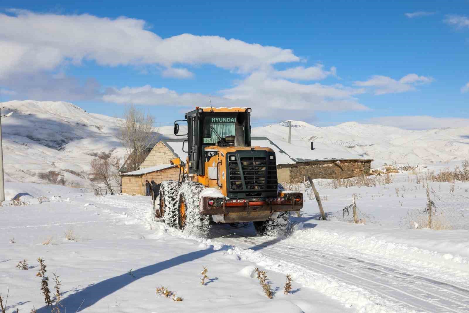 Van’da kardan dolayı kapanan 119 yerleşim yerinin yolu açıldı