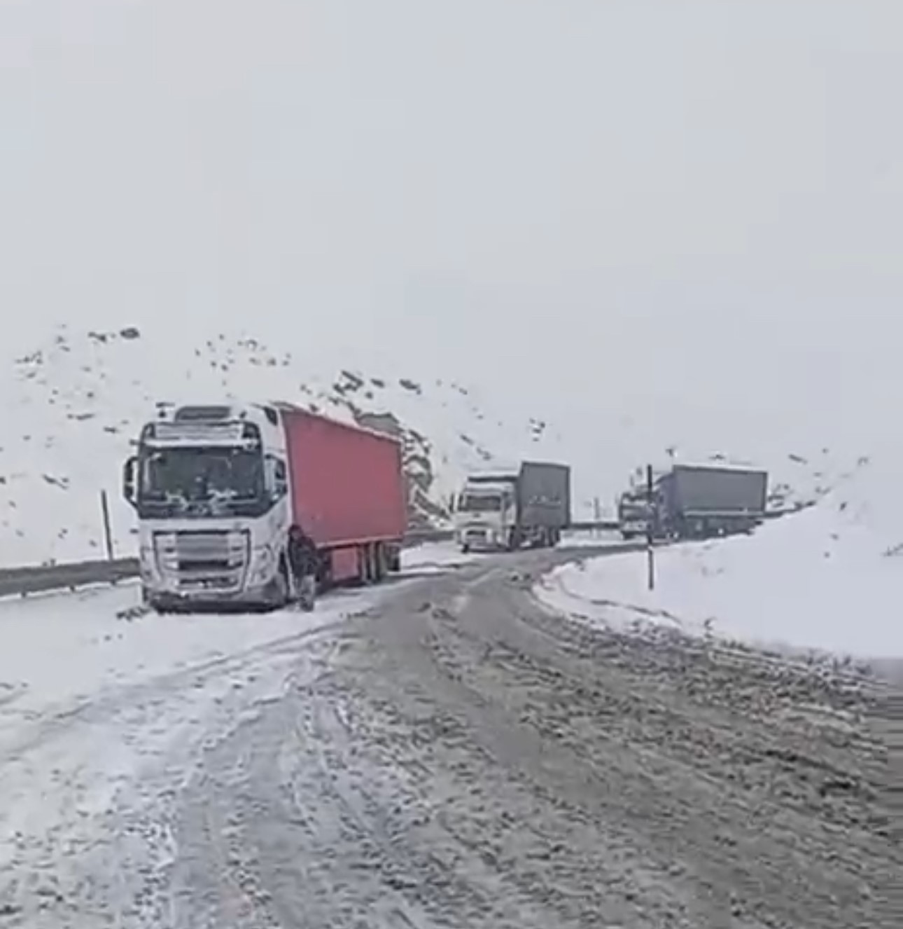 Yüksekova-Van kara yolunda çok sayıda tır mahsur kaldı