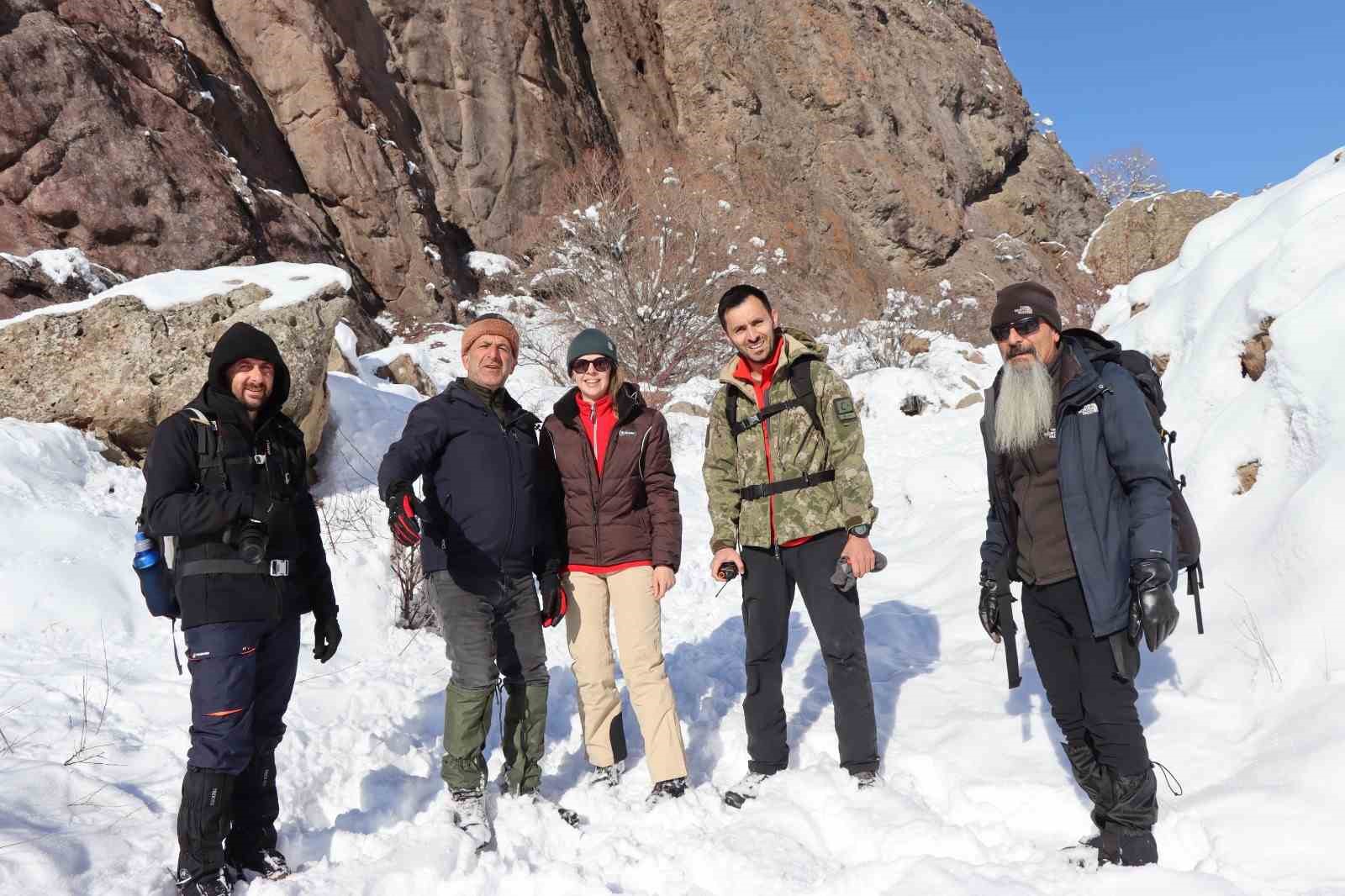 Erzurum’da doğaseverler soğuk havalarda keklikleri unutmadı