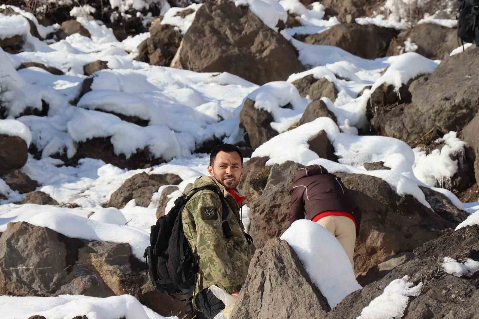 Erzurum’da doğaseverler soğuk havalarda keklikleri unutmadı