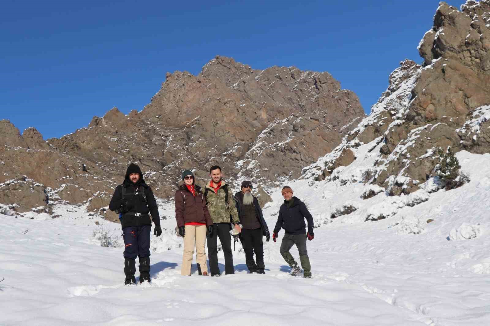 Erzurum’da doğaseverler soğuk havalarda keklikleri unutmadı