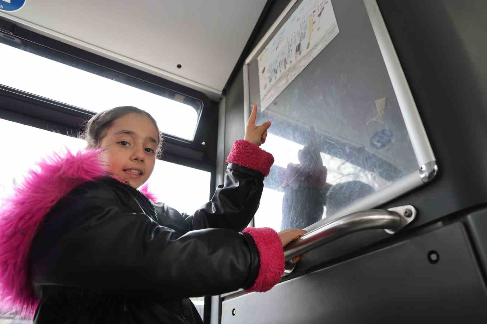 Otobüse asılan resim hem babayı hem yolcuları duygulandırdı