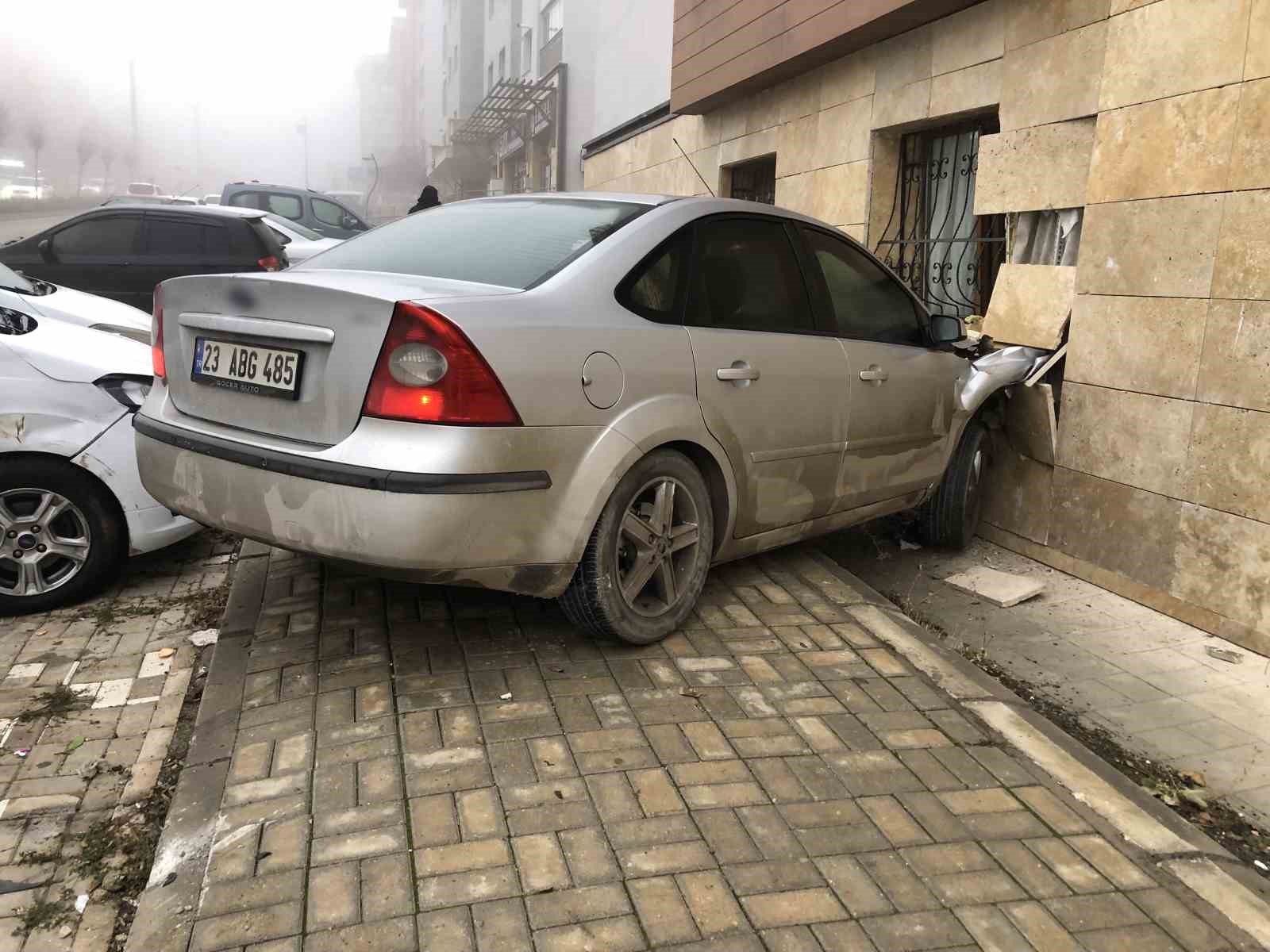 Elazığ’da otomobil evin duvarına çarptı: 2 yaralı