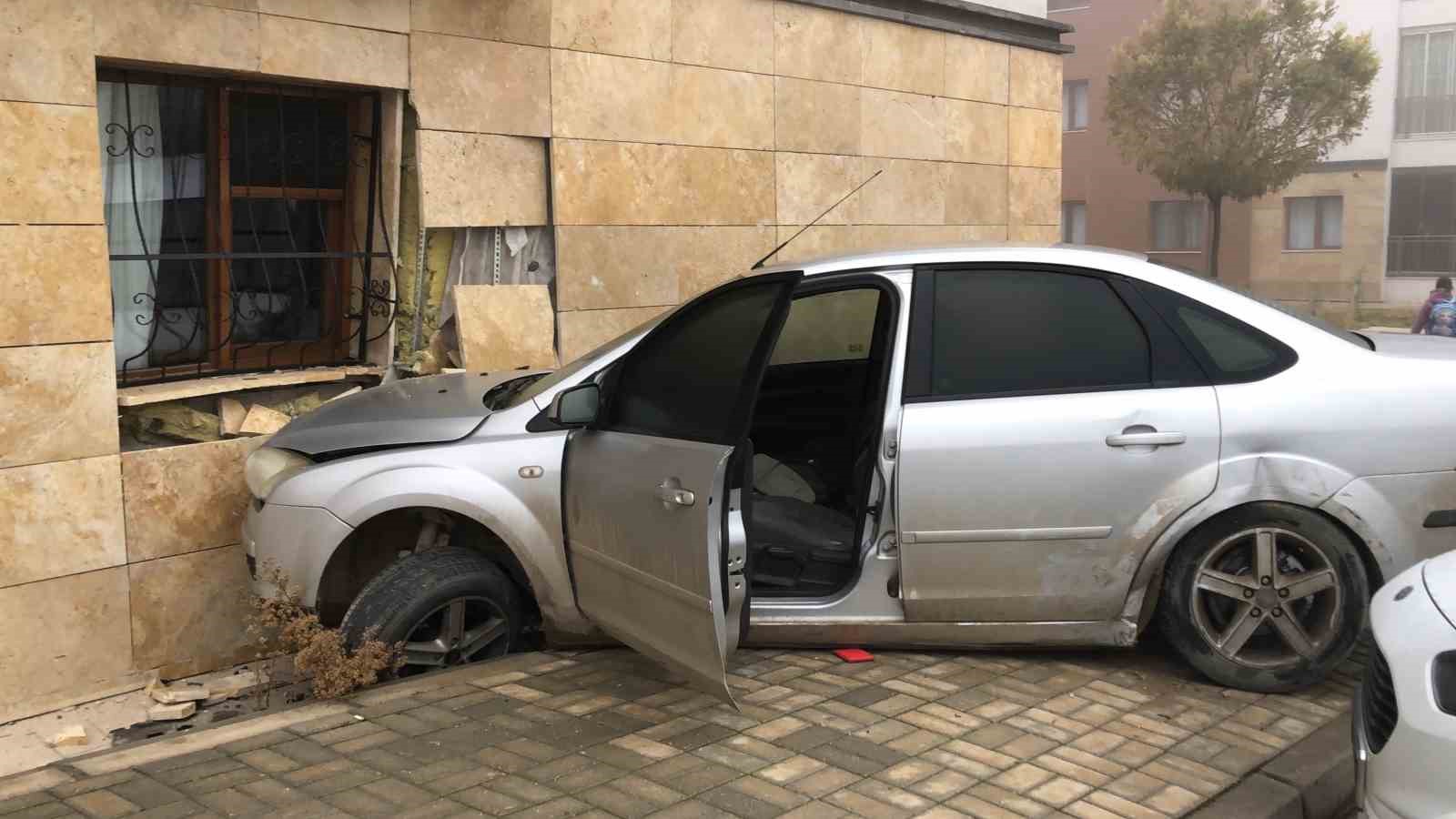 Elazığ’da otomobil evin duvarına çarptı: 2 yaralı