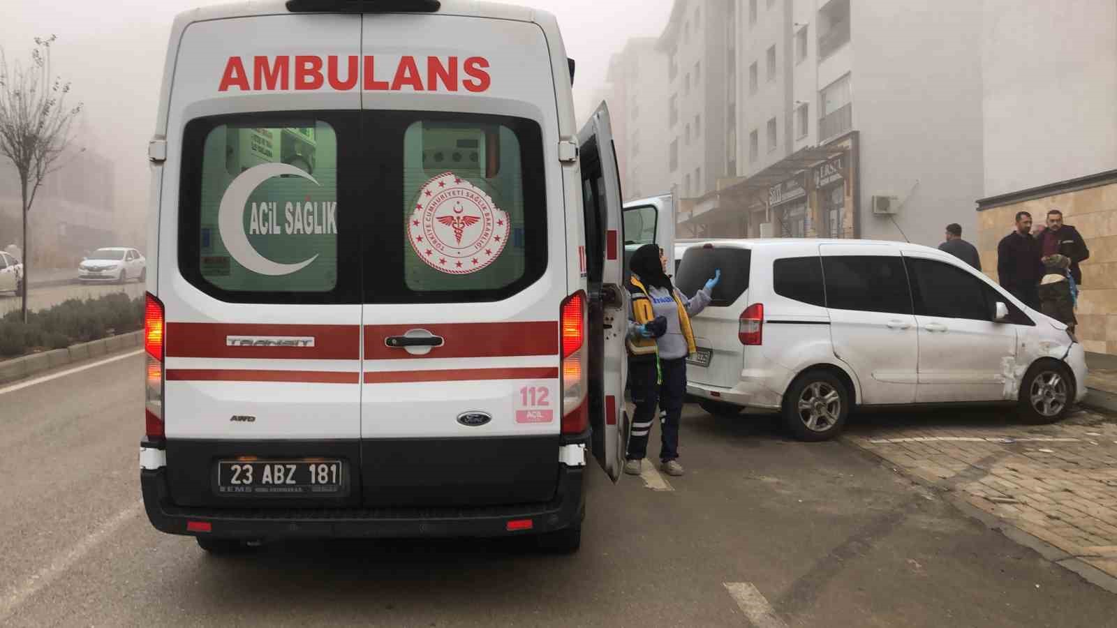 Elazığ’da otomobil evin duvarına çarptı: 2 yaralı