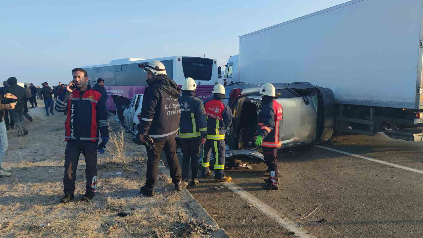 Van’da zincirleme trafik kazası: Yaralılar var