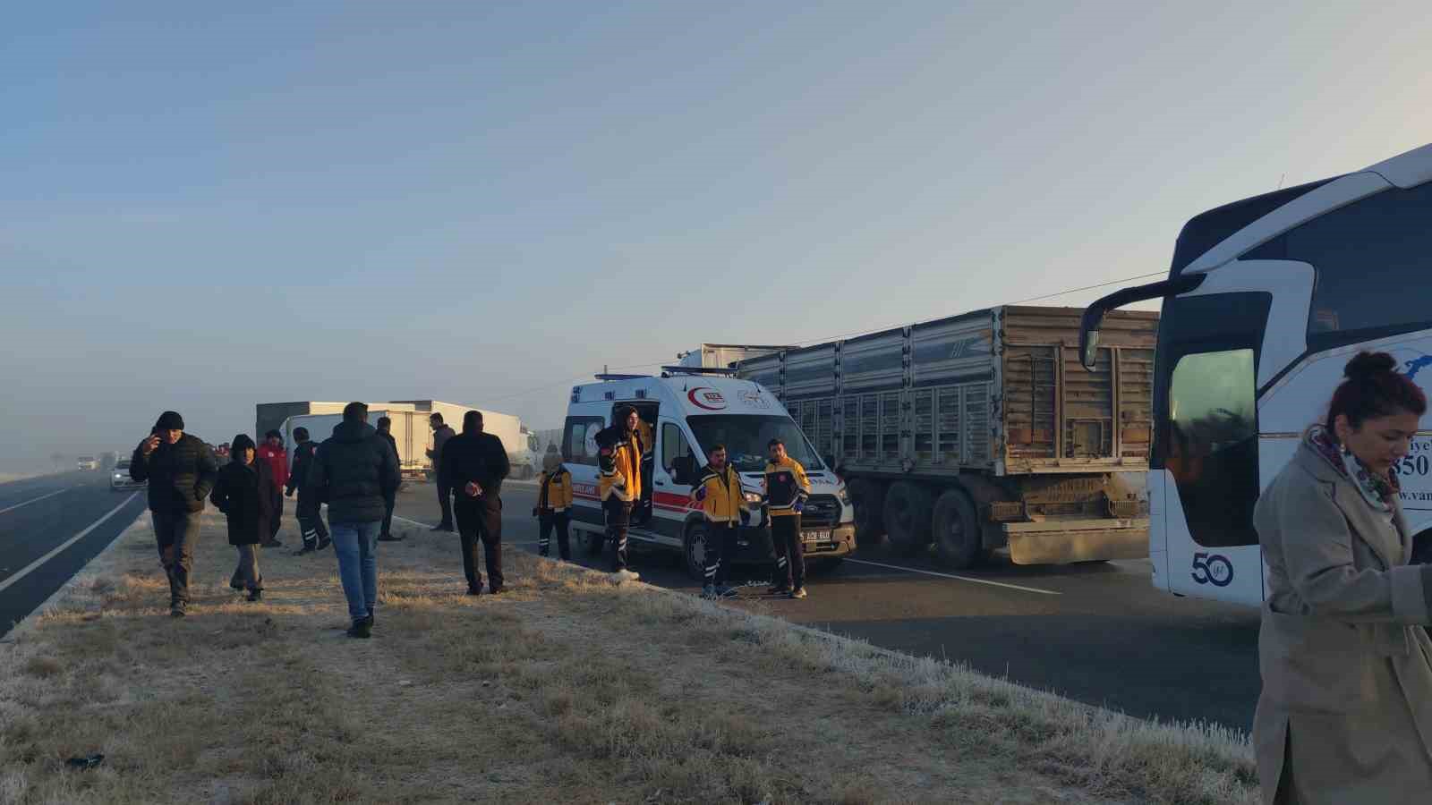 Van’da zincirleme trafik kazası: Yaralılar var