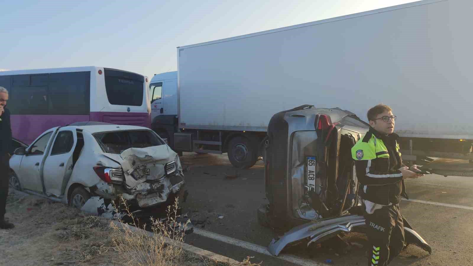 Van’da zincirleme trafik kazası: Yaralılar var