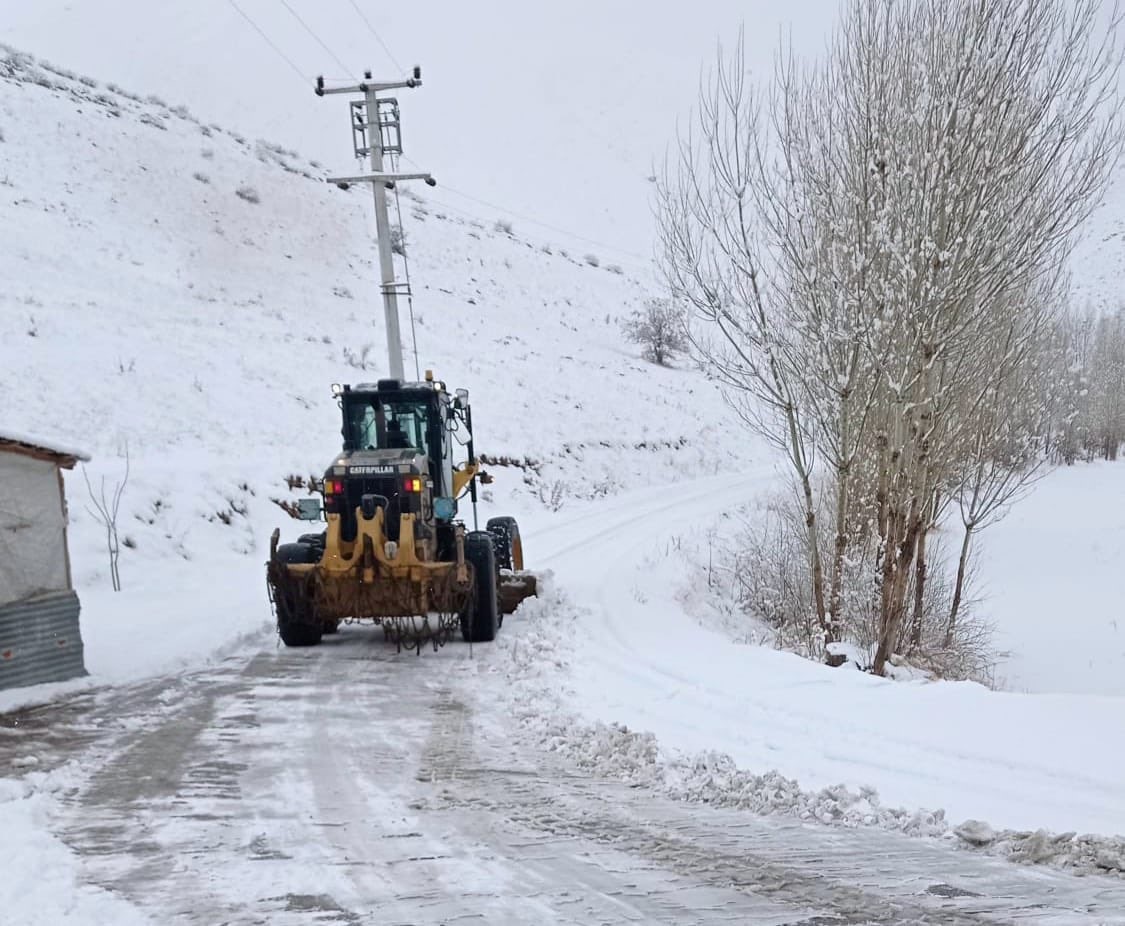 Van’da 420 yerleşim yerinin yolu ulaşıma kapandı