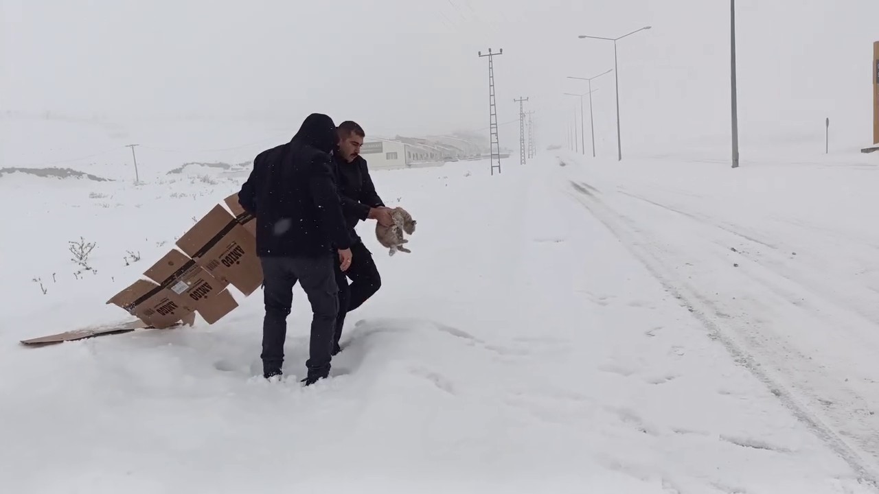 Erzurum polisinden yürekleri ısıtan hareketler