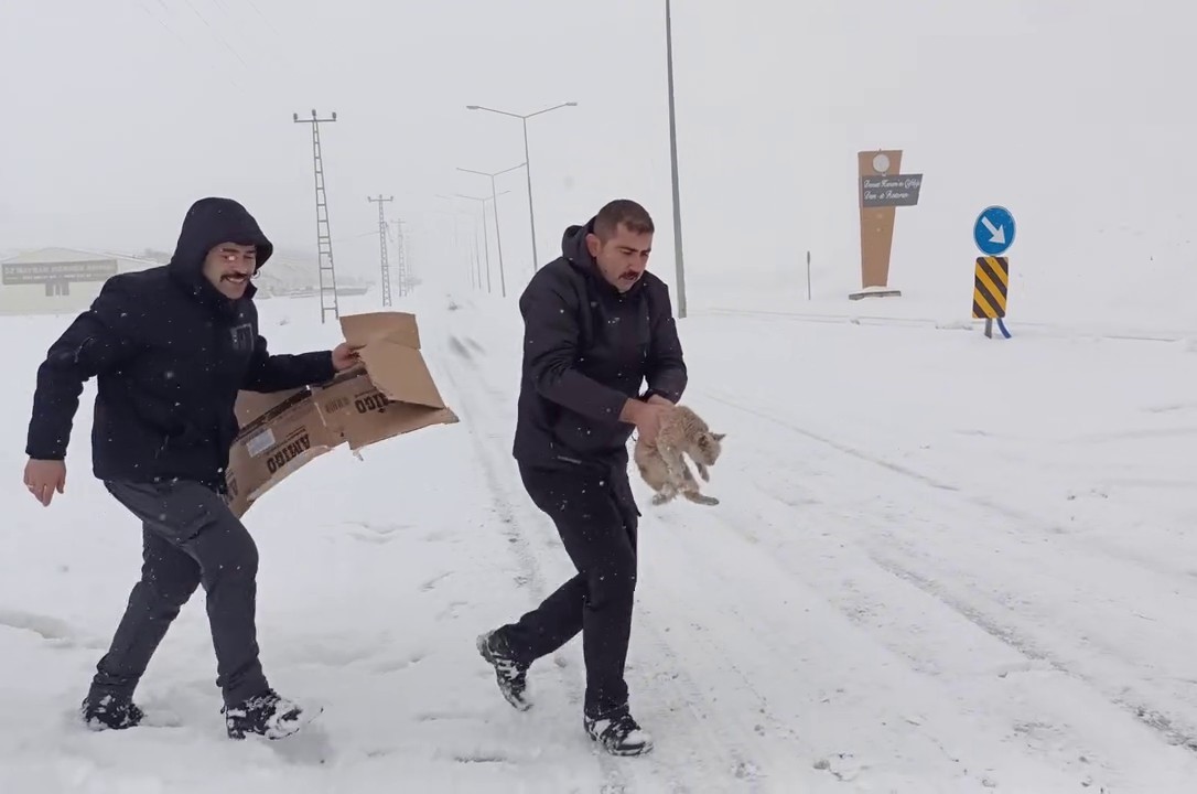 Erzurum polisinden yürekleri ısıtan hareketler