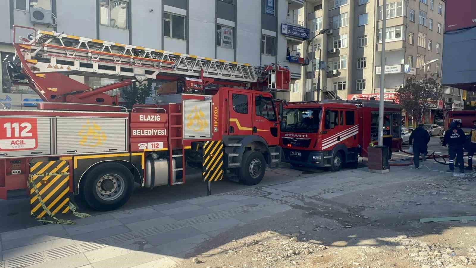 Elazığ’daki depo yangını 4 saat sonra söndürüldü