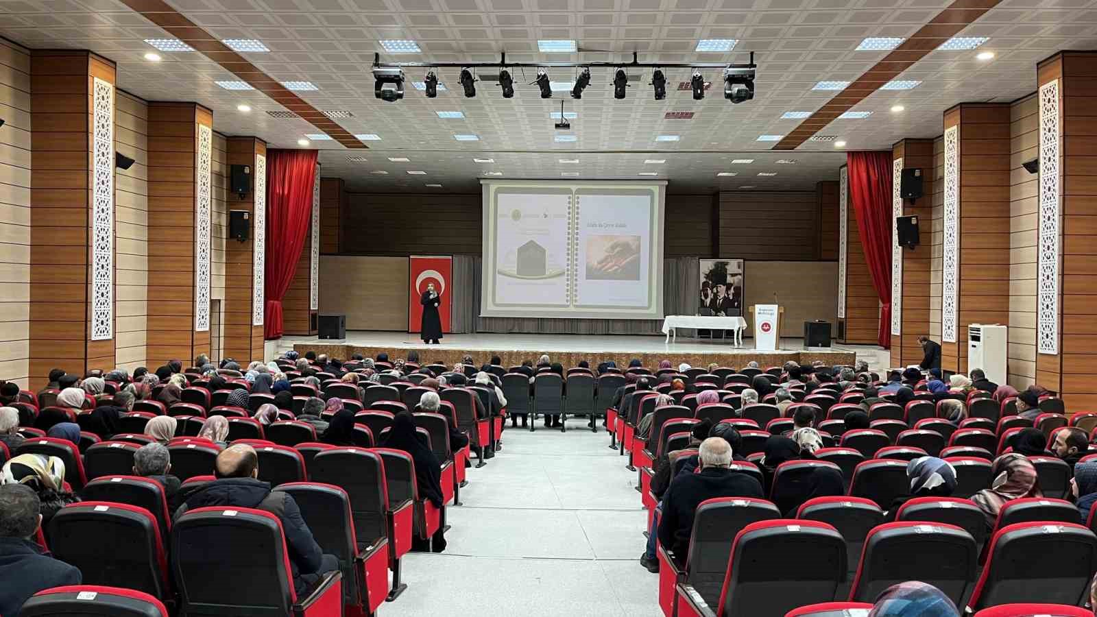 Umre yolcuları için seminer verildi