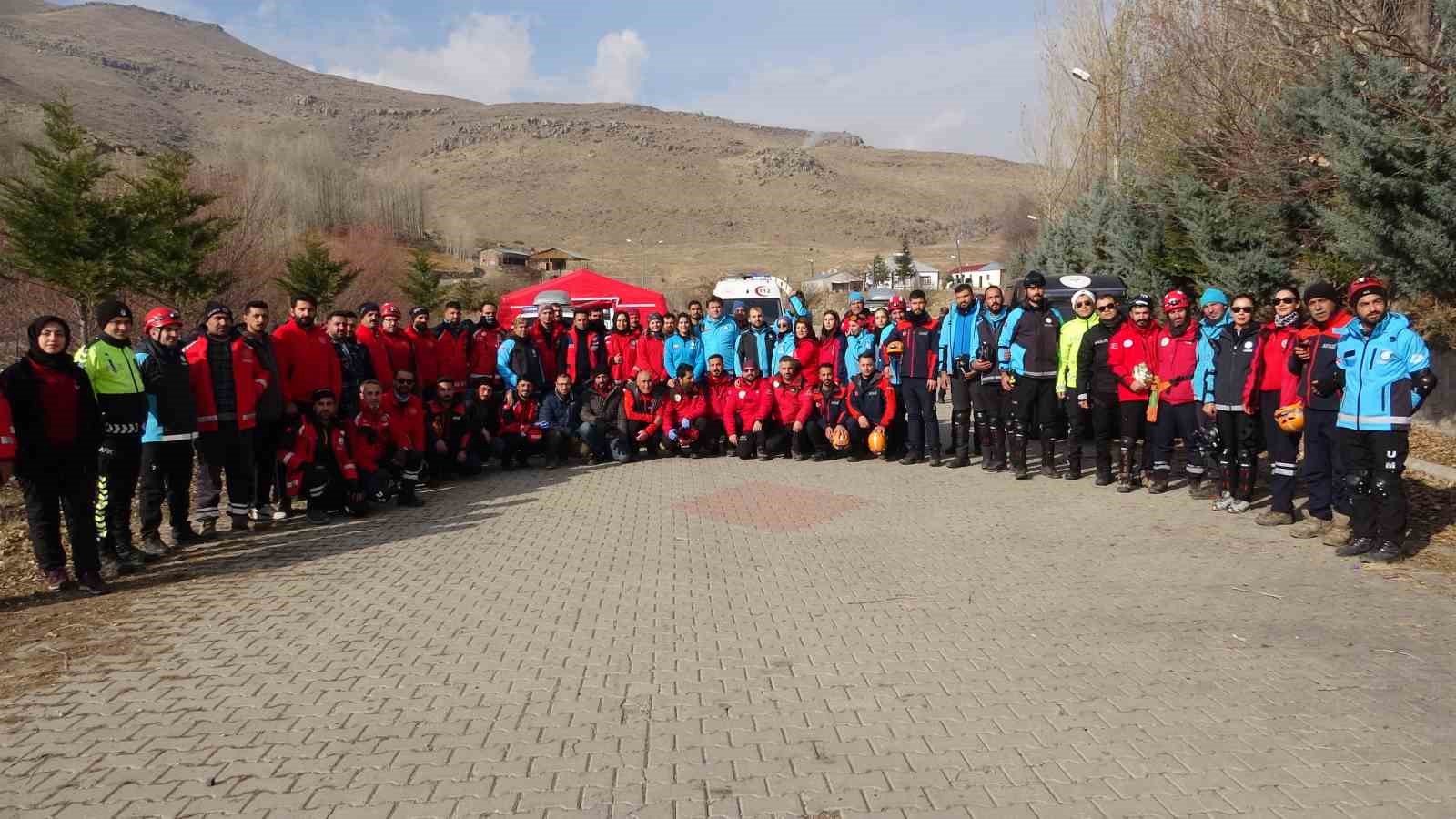 Van’da tren ve trafik kazası tatbikatları nefes kesti