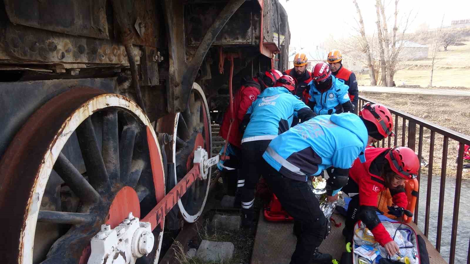 Van’da tren ve trafik kazası tatbikatları nefes kesti