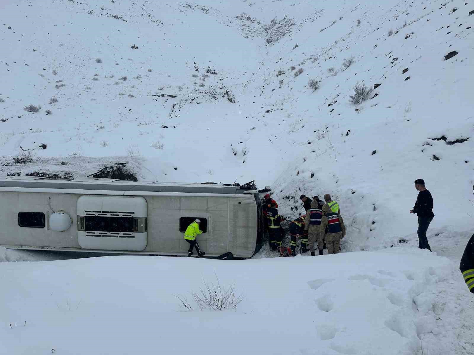 Erzincan-Sivas karayolu Sakaltutan mevkiinde bir otobüsün şarampole yuvarlanması sonucu çok sayıda kişi yaralandı. Olay yerine kurtarma ve sağlık ekipleri sevk edildi.