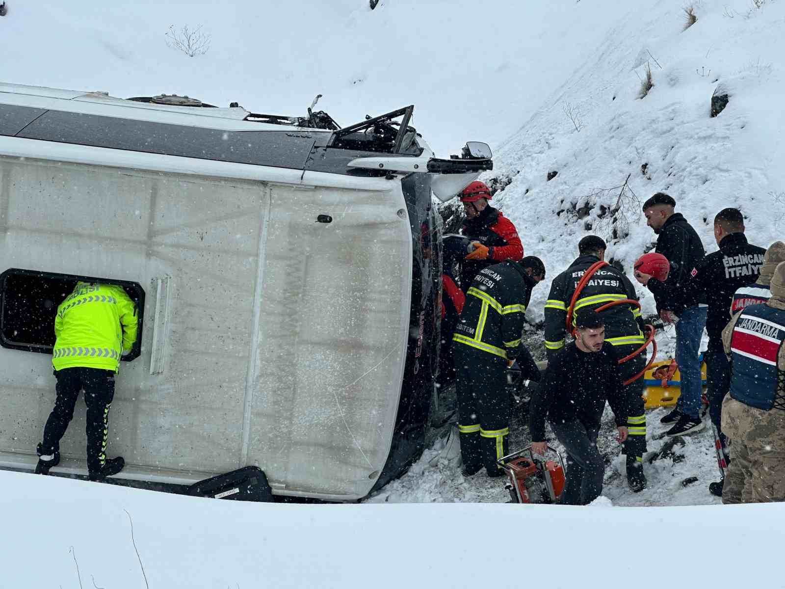 Erzincan-Sivas karayolu Sakaltutan mevkiinde bir otobüsün şarampole yuvarlanması sonucu çok sayıda kişi yaralandı. Olay yerine kurtarma ve sağlık ekipleri sevk edildi.