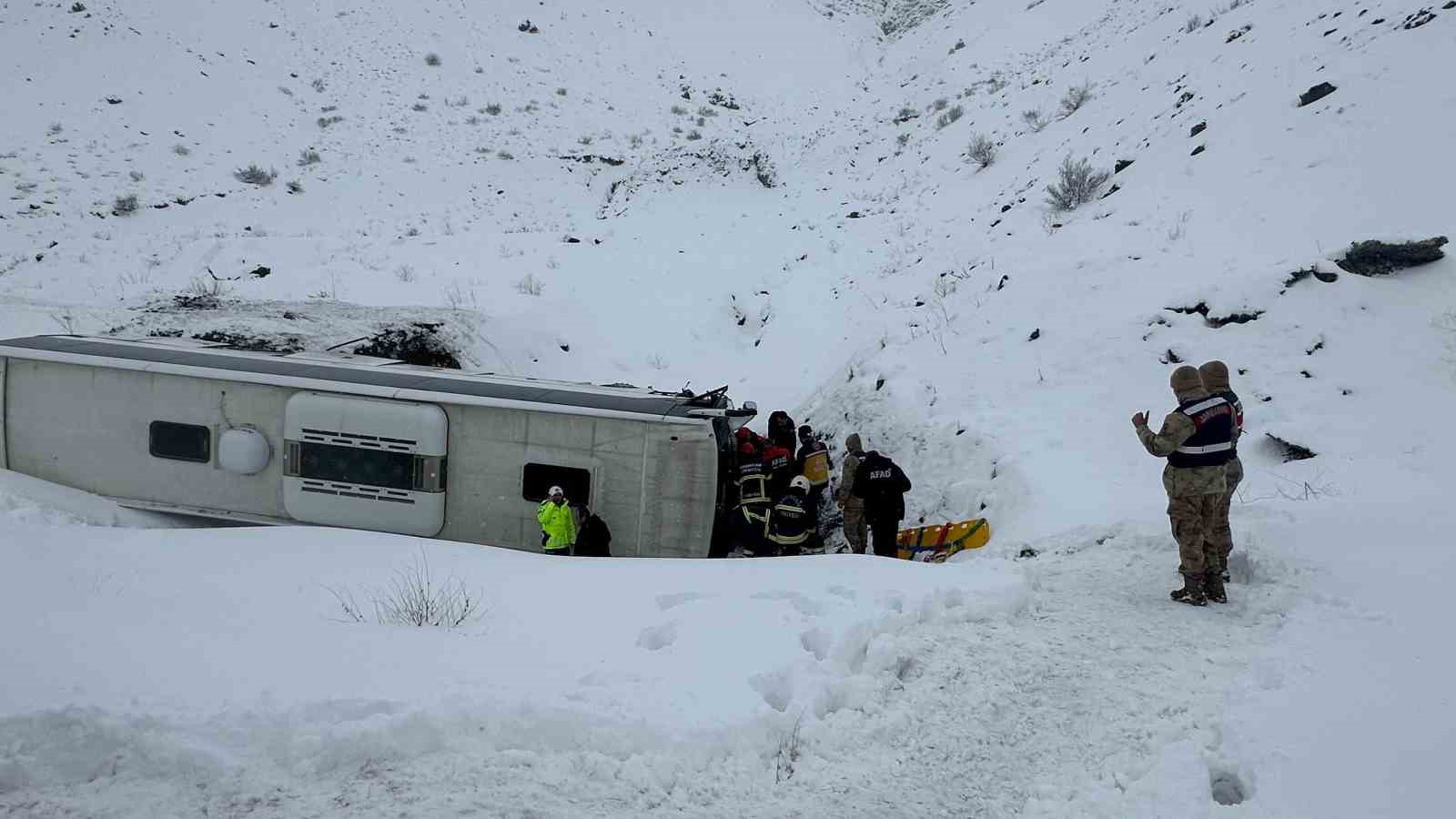 Erzincan-Sivas karayolu Sakaltutan mevkiinde bir otobüsün şarampole yuvarlanması sonucu çok sayıda kişi yaralandı. Olay yerine kurtarma ve sağlık ekipleri sevk edildi.