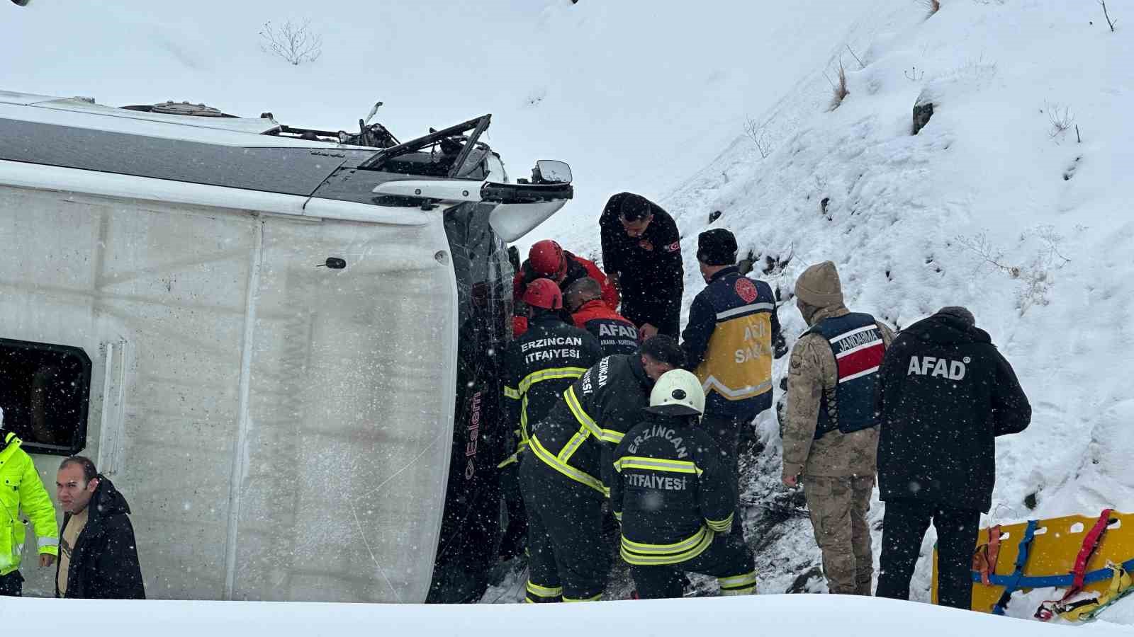 Erzincan-Sivas karayolu Sakaltutan mevkiinde bir otobüsün şarampole yuvarlanması sonucu çok sayıda kişi yaralandı. Olay yerine kurtarma ve sağlık ekipleri sevk edildi.