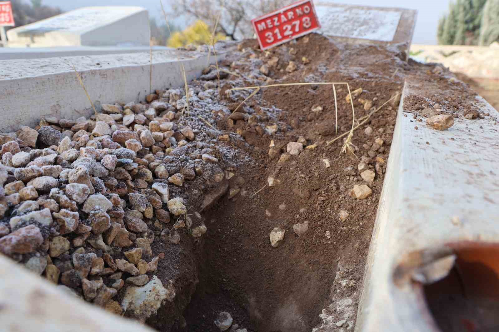 Elazığ’da bir mezarlık tahrip edildi, duyarlı vatandaş kabri eski haline getirdi