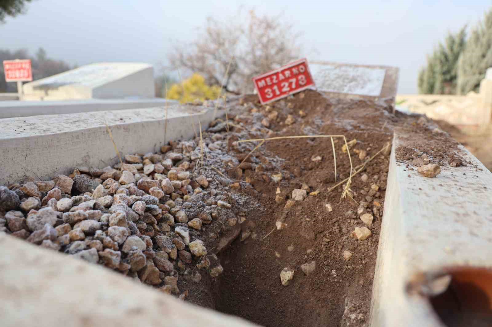 Elazığ’da bir mezarlık tahrip edildi, duyarlı vatandaş kabri eski haline getirdi