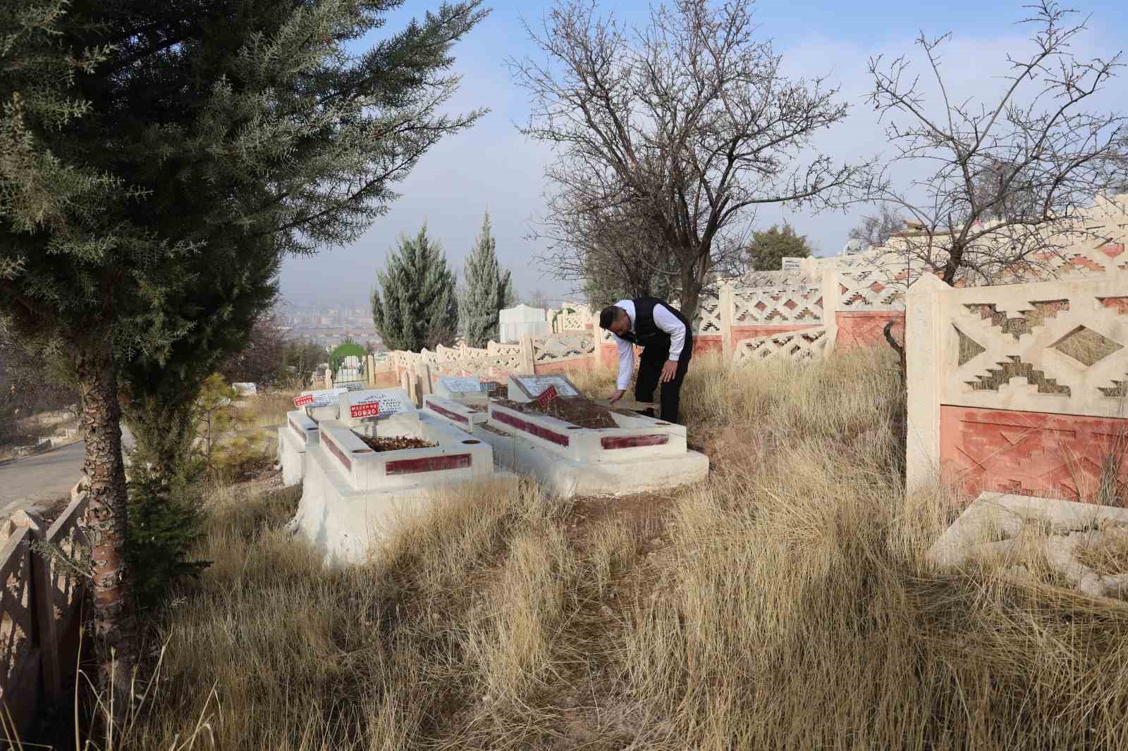 Elazığ’da bir mezarlık tahrip edildi, duyarlı vatandaş kabri eski haline getirdi