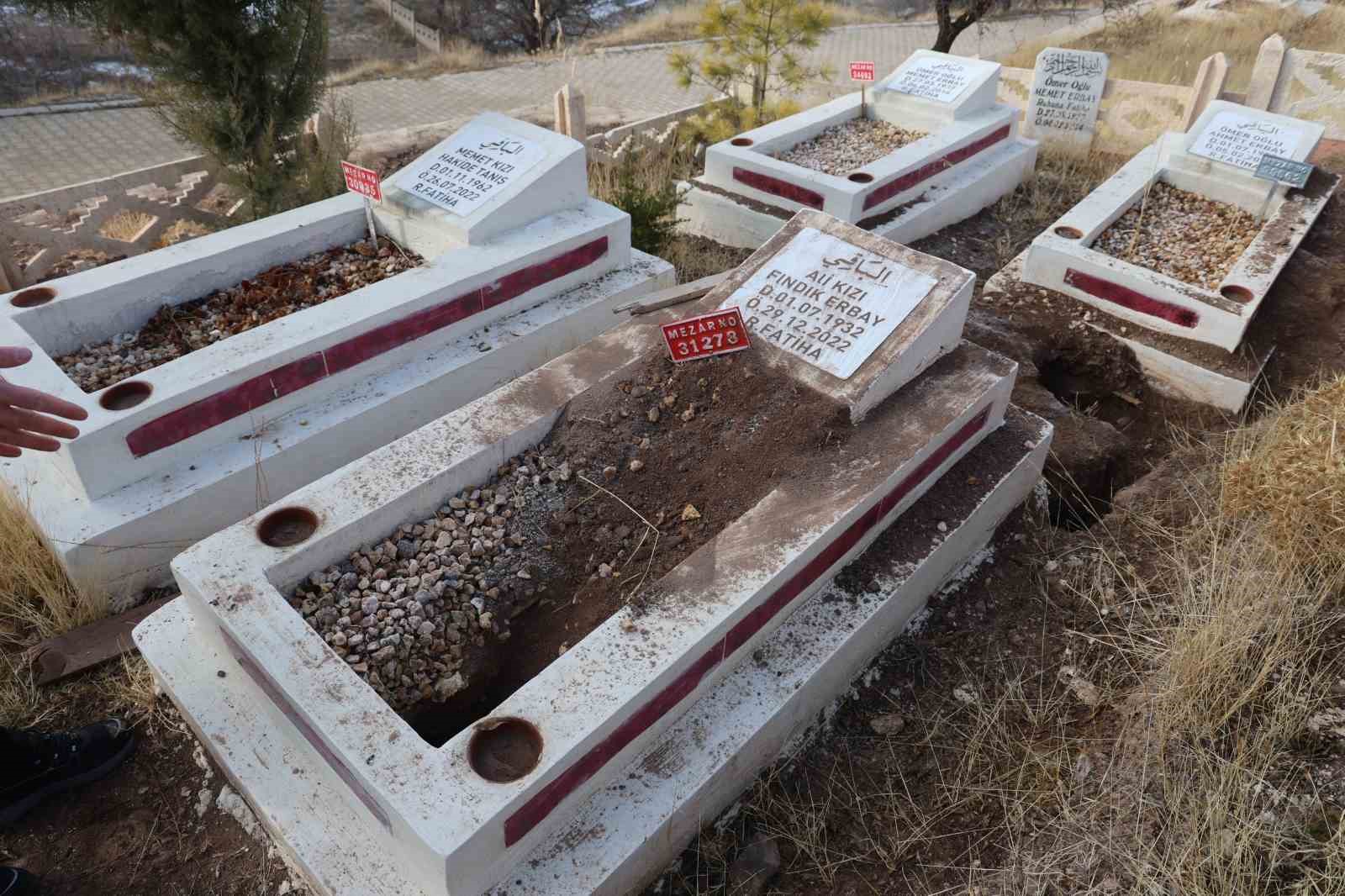 Elazığ’da bir mezarlık tahrip edildi, duyarlı vatandaş kabri eski haline getirdi