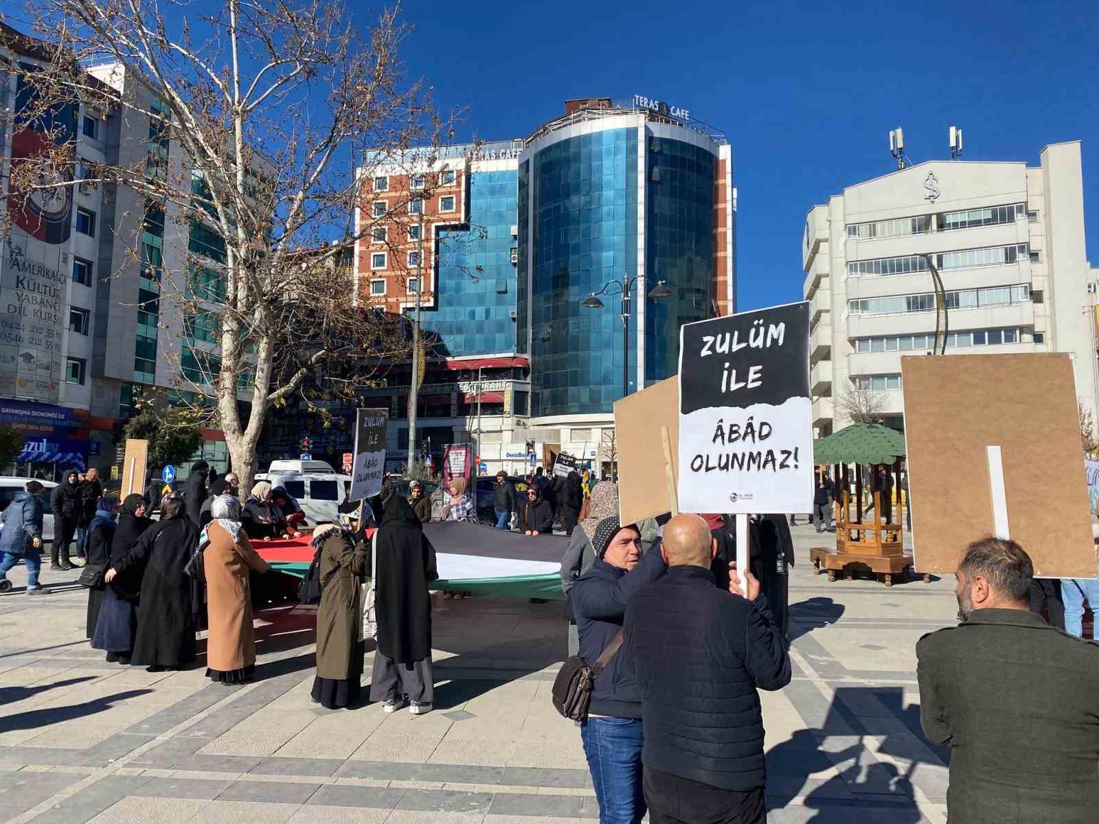 Elazığ’da, İsrail’in Gazze’ye yönelik saldırıları ’Sessiz çığlıkla’ protesto edildi