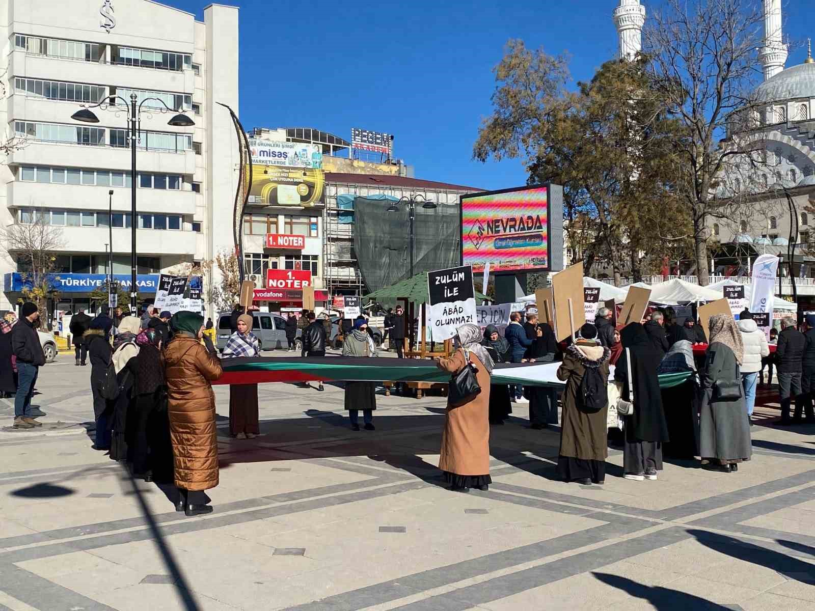 Elazığ’da, İsrail’in Gazze’ye yönelik saldırıları ’Sessiz çığlıkla’ protesto edildi