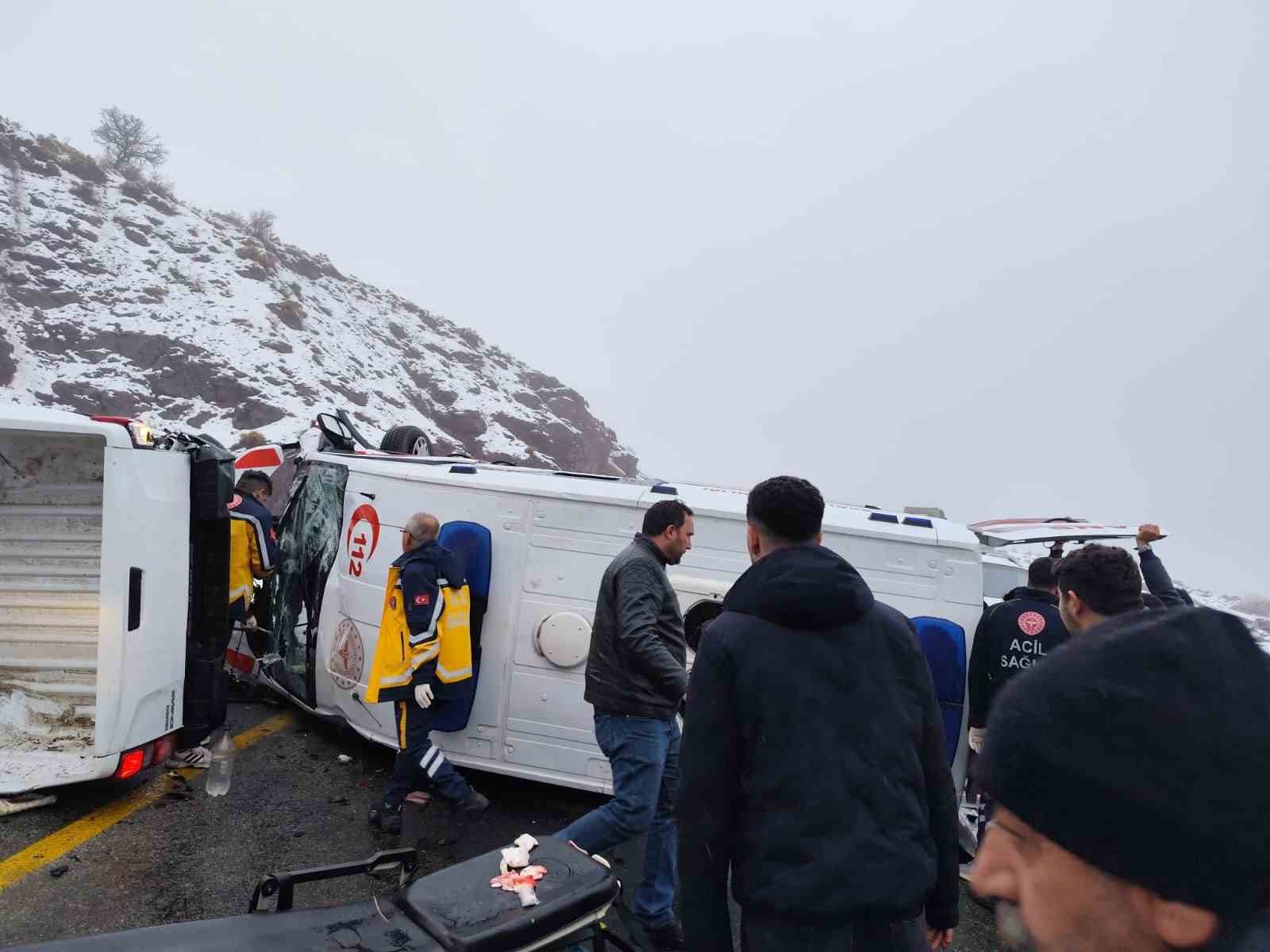 Malatya’da ambulans ile pikap çarpıştı: 1’i ağır 5 yaralı