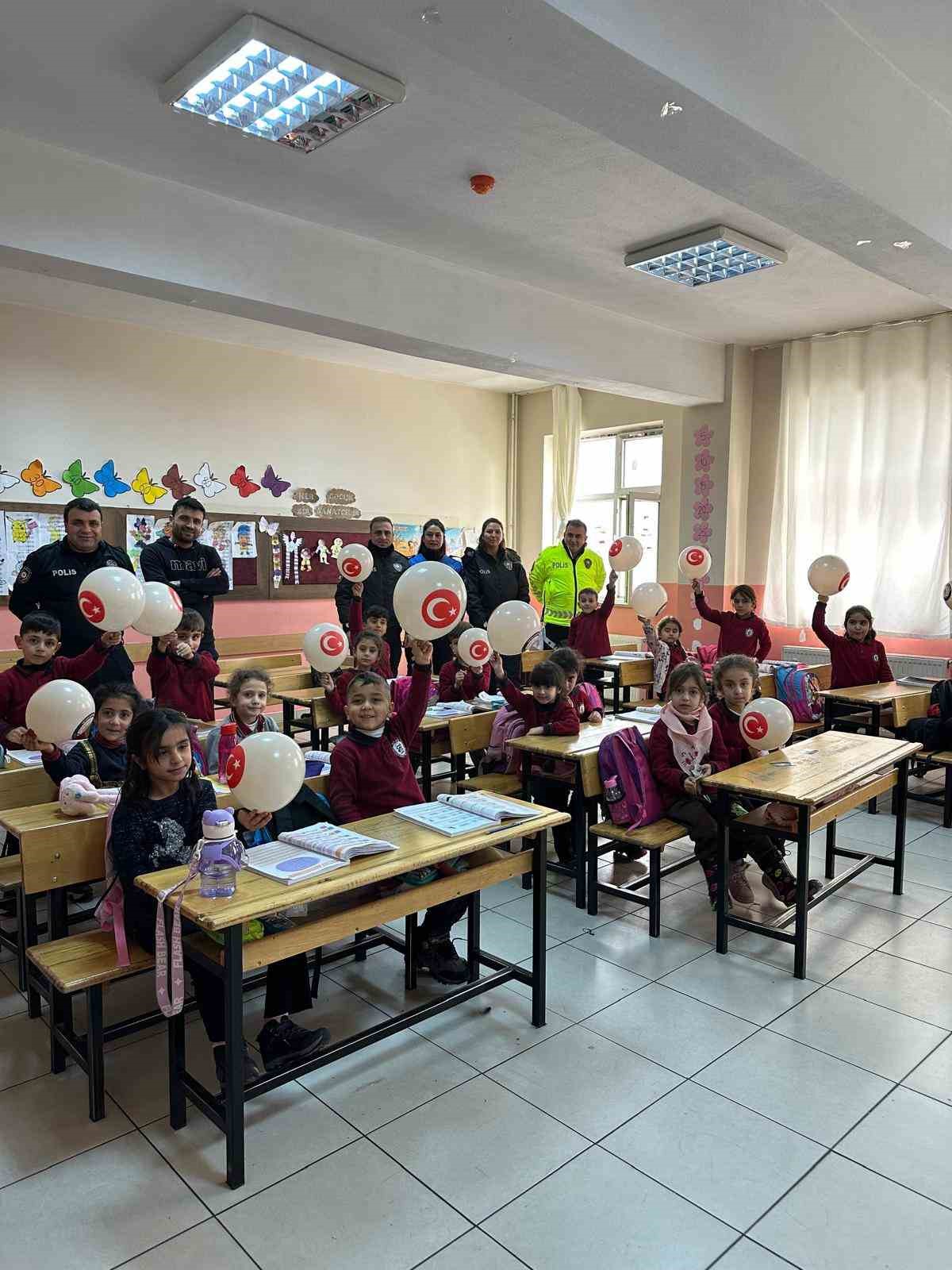 Tatvan’da miniklere polislik mesleği tanıtıldı