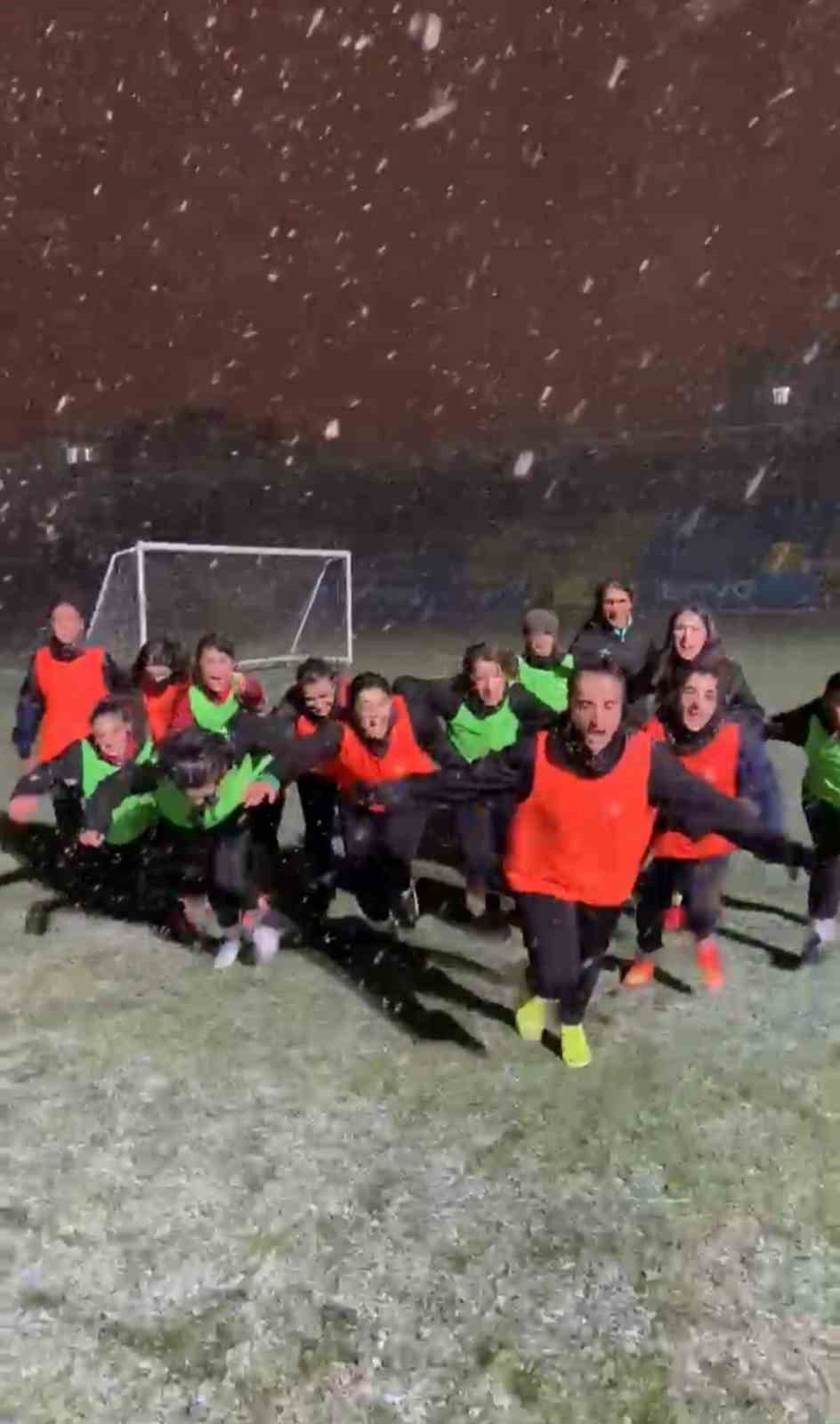 Ağrı Kadın Futbol Takımı, kar yağışı altında antrenmanlarını sürdürüyor