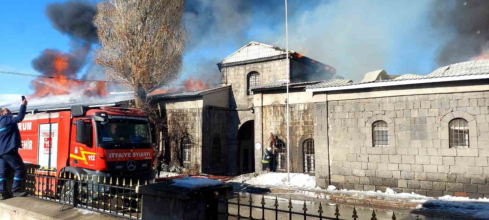 İtfaiye ekipleri tarihi binadaki yangını söndürmek için seferber oldu