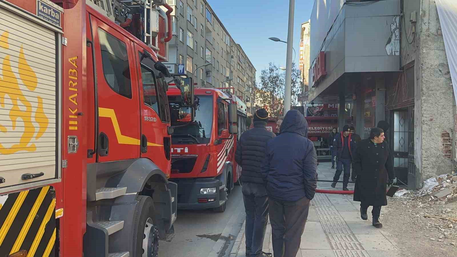 Elazığ’da korkutan yangın: Beyaz eşya deposu alevlere teslim oldu